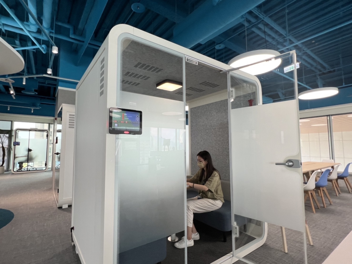 asiagame高雄據點的智慧行動辦公艙，展現asiagame在面板以外的研發應用軟實力